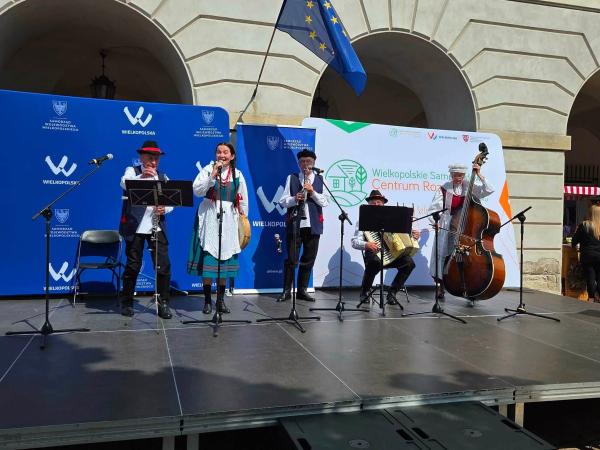 Bogaty program wydarzenia obejmował prezentacje kulturalne, występy artystyczne, stoiska z lokalnymi przysmakami oraz nawiązujące do miejscowego folkloru, rękodzieła i rzemiosła. - kliknij aby powiększyć