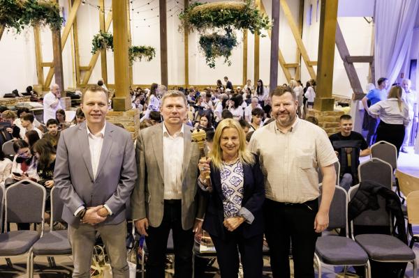 Od lewej stoją Ryszard Zaczyński, Dyrektor Departamentu Edukacji i Nauki, Serhii Miniailo, Konsul Generalny Ukrainy w Poznaniu. Katarzyna Kretkowska, Członkini Zarządu Województwa Wielkopolskiego, Paweł Siemiński, Dyrektor Muzeum Narodowego Rolnictwa i Przemysłu Rolno-Spożywczego w Szreniawie- kliknij aby powiększyć