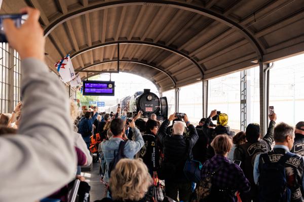Blues Express wjeżdża na Dworzec Letni w Poznaniu. - kliknij aby powiększyć