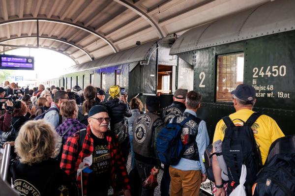 Już za chwilę pociąg ruszy w muzyczną podróż, aby dotrzeć do położonego wśród lasów i jezior Zakrzewa.- kliknij aby powiększyć