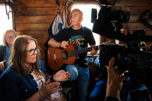 Muzyczna atmosfera towarzyszyła uczestnikom festiwalu podczas całej podróży, nie tylko na dworcach kolejowych. - kliknij aby powiększyć