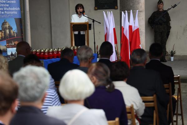 Przed tablicą w krużgankach klasztoru oo. Dominikanów, z udziałem Wojskowej Asysty Honorowej odbyła się oficjalna część uroczystości i Apel Pamięci- kliknij aby powiększyć