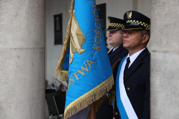 Przed tablicą w krużgankach klasztoru oo. Dominikanów, z udziałem Wojskowej Asysty Honorowej odbyła się oficjalna część uroczystości i Apel Pamięci- kliknij aby powiększyć