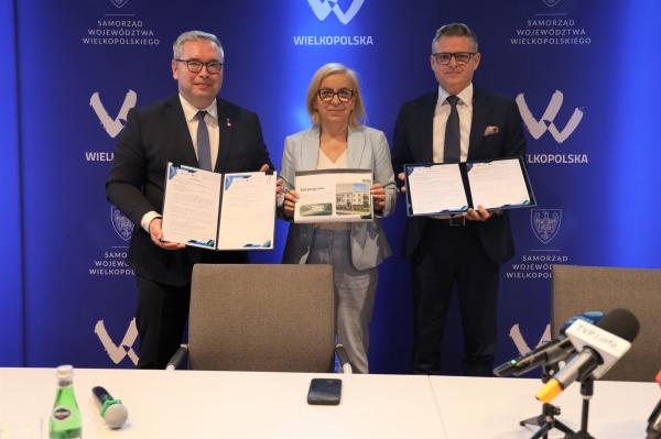 List intencyjny został podpisany pomiędzy Województwem Wielkopolskim, reprezentowanym przez Jacka Bogusławskiego, Członka Zarządu Województwa Wielkopolskiego oraz Wojewódzkim Funduszem Ochrony Środowiska i Gospodarki Wodnej w Poznaniu, reprezentowanym przez Rafała Ratajczaka, Prezesa Zarządu. W spotkaniu udział wzięła też Paulina Hennig-Kloska, Ministra Klimatu i Środowiska.- kliknij aby powiększyć