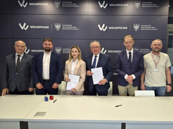 Wicemarszałek Wojciech Jankowiak Podpisał umowę na wykonanie napraw rewizyjnych  siedmiu należących do Samorządu Województwa Wielkopolskiego.- kliknij aby powiększyć