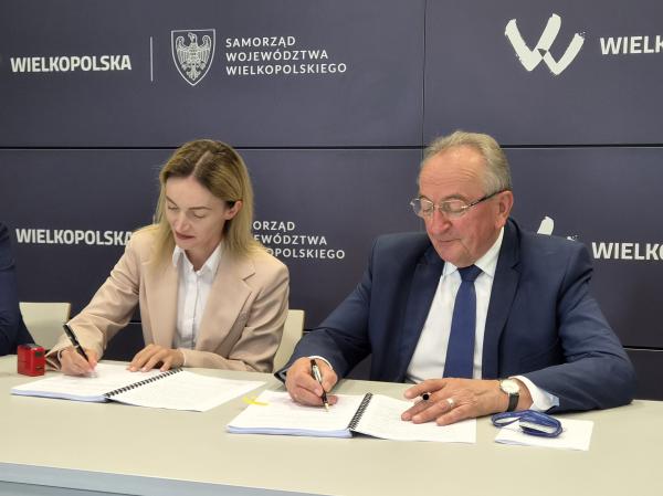 Wicemarszałek Wojciech Jankowiak Podpisał umowę na wykonanie napraw rewizyjnych  siedmiu należących do Samorządu Województwa Wielkopolskiego- kliknij aby powiększyć