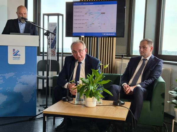 Wojciech Jankowiak, Wicemarszałek Województwa Wielkopolskiego wziął udział w konferencji linii lotniczych Ryanair, w trakcie której ogłoszony został nowy rozkład lotów tego przewoźnika na sezon zimowy 2026/2027 z Portu Lotniczego Poznań-Ławica. - kliknij aby powiększyć