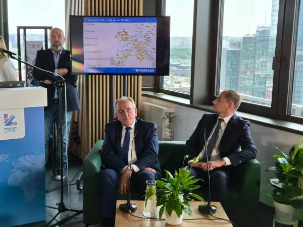 Wicemarszałek Jankowiak przypomniał początki funkcjonowania linii Ryanair na poznańskim lotnisku. - kliknij aby powiększyć