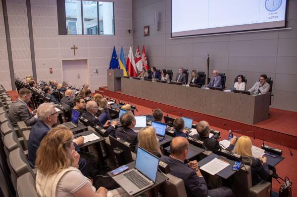 Radni podczas obrad XXVII sesji Sejmiku Województwa Wielkopolskiego w sali sesyjnej Urzędu Marszałkowskiego w Poznaniu.- kliknij aby powiększyć