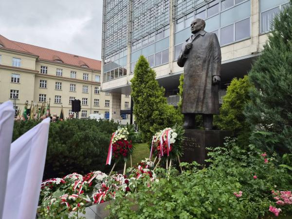 Pomnik Stanisława Mikołajczyka w Poznaniu- kliknij aby powiększyć