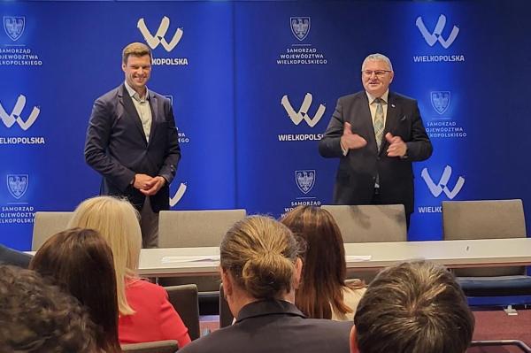  W Urzędzie Marszałkowskim w Poznaniu Wicemarszałek Województwa Wielkopolskiego Krzysztof Grabowski podpisał umowy z włodarzami powiatów i gmin z Wielkopolski oraz jednostek podległych Samorządowi Województwa na dofinasowanie zadań- kliknij aby powiększyć