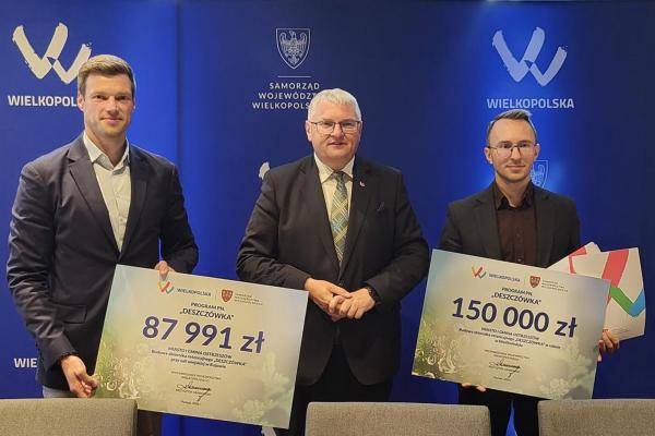 Miasto i Gmina Ostrzeszów zrealizuje dwa projekty: 1) Budowa zbiornika retencyjnego DESZCZÓWKA w szkole w Niedźwiedziu, dofinansowanie :150 000 zł 2) Budowa zbiornika retencyjnego DESZCZÓWKA przy sali wiejskiej w Rojowie, dofinansowanie  87 991 zł- kliknij aby powiększyć