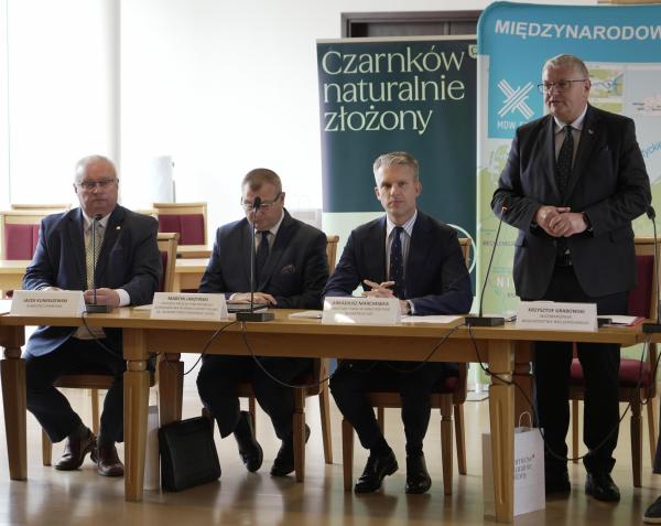 Gospodarzem spotkania był Krzysztof Grabowski, Wicemarszałek Województwa Wielkopolskiego, który podkreślił strategiczne znaczenie szlaku dla rozwoju gospodarczego i turystycznego regionu. - kliknij aby powiększyć