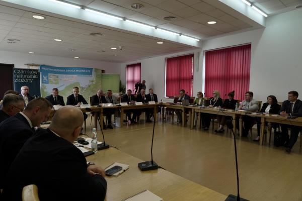 Podczas spotkania zaprezentowano działania prowadzone przez Państwowe Gospodarstwo Wodne Wody Polskie, obejmujące zarówno inwestycje już realizowane, jak i planowane na najbliższe lata. - kliknij aby powiększyć