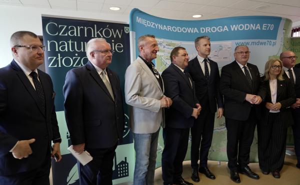 W spotkaniu wzięli udział również Arkadiusz Marchewka, Wiceminister Infrastruktury, Leszek Bonna, Wicemarszałek Województwa Pomorskiego, Grzegorz Potęga, Wicemarszałek Województwa Lubuskiego, Marek Wojtkowski, Członek Zarządu Województwa Kujawsko-Pomorskiego, Marcin Jarzyński, Zastępca Prezesa Państwowego Gospodarstwa Wodnego Wody Polskie ds. Ochrony przed Powodzią i Suszą, a także przedstawiciele administracji rządowej, samorządowej i instytucji odpowiedzialnych za gospodarkę wodną.- kliknij aby powiększyć