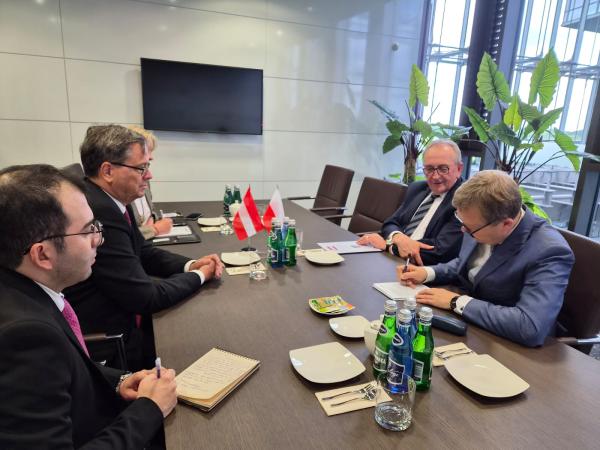 Podczas kurtuazyjnego spotkania z Wojciechem Jankowiakiem, Wicemarszałkiem Województwa Wielkopolskiego Ambasadorowi towarzyszył Ellias Dehnavi, przedstawiciel Konsulatu Austrii w Poznaniu ds. relacji międzynarodowych.- kliknij aby powiększyć