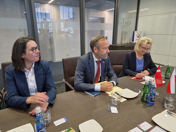 W rozmowach Ambasadorowi towarzyszyła Joanna Kostrzewska, Konsul Honorowa Królestwa Danii w Poznaniu.- kliknij aby powiększyć