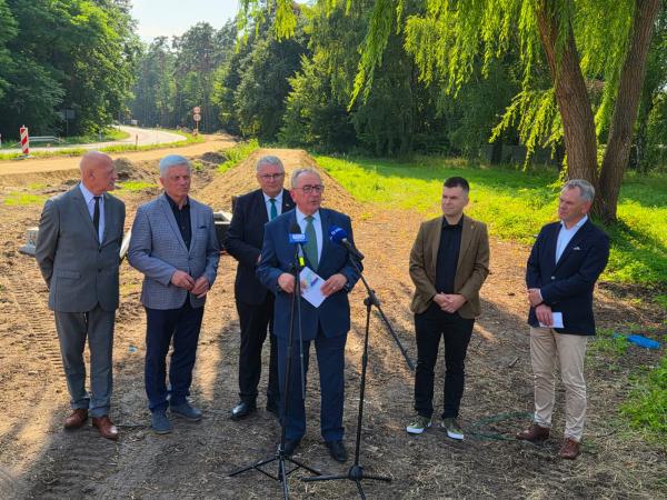 Na wielu odcinkach dróg wojewódzkich południowej Wielkopolski realizowane są rozległe prace modernizacyjne. - kliknij aby powiększyć