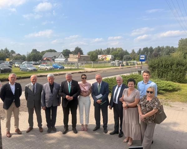 W Gostyczynie, Kuźni, Nowej Wsi oraz Tarcach postępy prac wizytowali przedstawiciele Samorządu Wojewódzkiego, Wielkopolskiego Zarządu Dróg Wojewódzkich oraz lokalni samorządowcy. - kliknij aby powiększyć