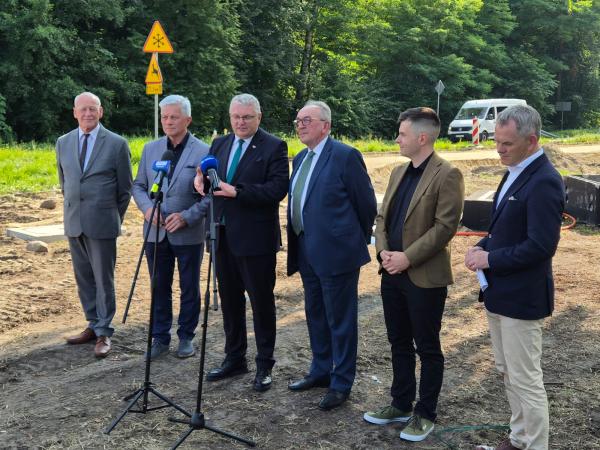 Dzięki konkretnym środkom z budżetu Województwa Wielkopolskiego oraz Unii Europejskiej powstają nowe mosty, ścieżki rowerowe, przeprojektowane zostają skrzyżowania oraz fragmenty dróg, gdzie na skutek dużego ruchu występowało wiele wypadków – mówi Krzysztof Grabowski, Wicemarszałek Województwa Wielkopolskiego.- kliknij aby powiększyć