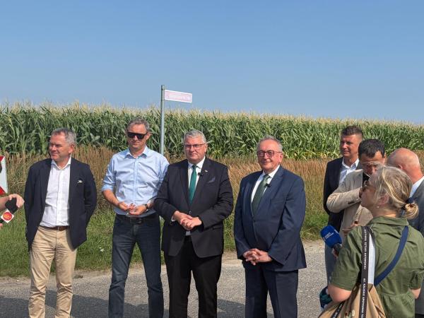 – Samorząd Województwa Wielkopolskiego wyda w tym roku na budowy, przebudowy i remonty dróg wojewódzkich ponad miliard złotych – podkreśla Wicemarszałek Wojciech Jankowiak. - kliknij aby powiększyć
