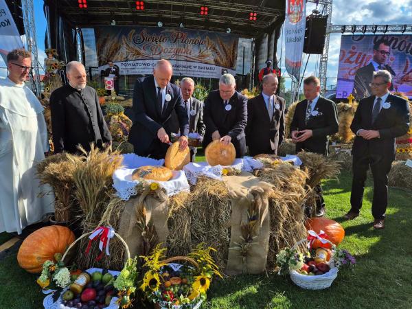 Dożynki w Babiaku - krojenie chleba. - kliknij aby powiększyć