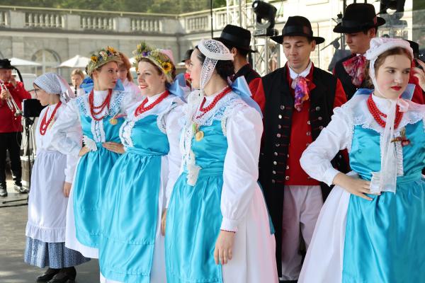 Dożynki w Czerniejewie - występ zespołu folklorystycznego. - kliknij aby powiększyć