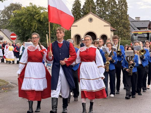Dożynki w Zakrzewie - parada dożynkowa. - kliknij aby powiększyć