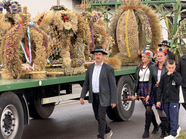 Wieńce dożynkowe podczas parady w Zakrzewie.- kliknij aby powiększyć