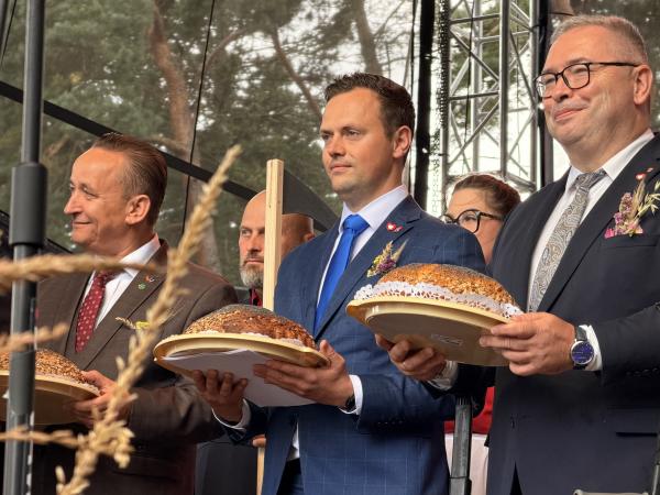 Podczas dożynek w Zakrzewie Samorząd Województwa Wielkopolskiego reprezentował Jacek Bogusławski, Członek Zarządu Województwa Wielkopolskiego- kliknij aby powiększyć