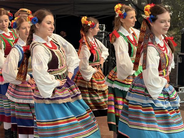 Występ zespołu folklorystycznego podczas dożynek w Zakrzewie.- kliknij aby powiększyć
