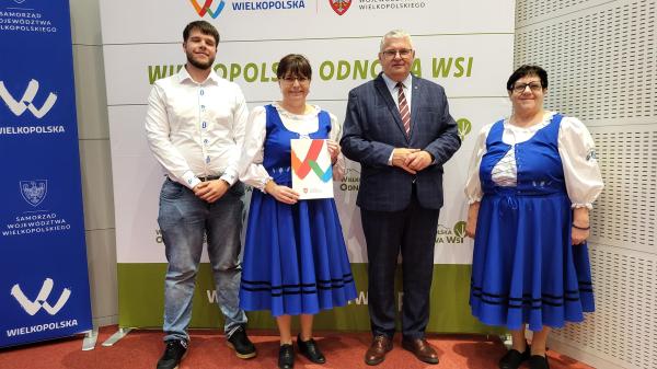 Już po raz kolejny do lokalnych organizacji funkcjonujących wśród społeczności wiejskich trafią konkretne środki z budżetu Województwa na realizację ciekawych projektów promujących ideę odnowy wsi i wspierających zaangażowanie mieszkańców w rozwój swojej miejscowości- kliknij aby powiększyć