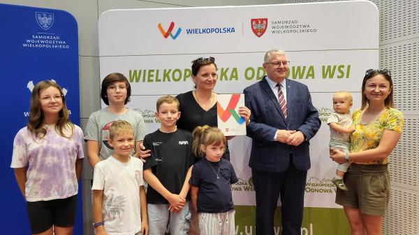 Krzysztof Grabowski, Wicemarszałek Województwa Wielkopolskiego zawarł umowy w ramach konkursu Nasza wieś, naszą wspólna sprawą- kliknij aby powiększyć