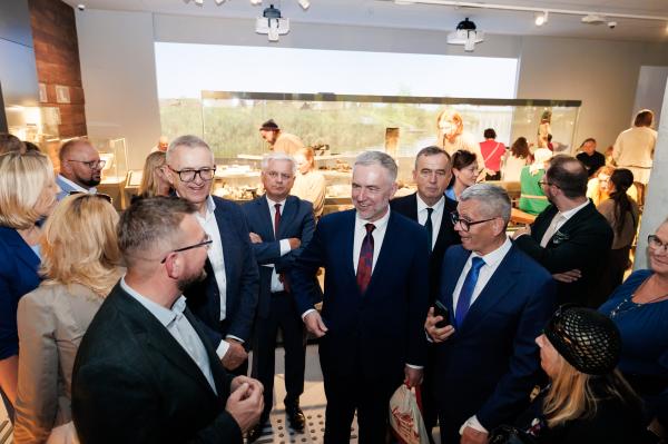 W uroczystym otwarciu nowych ekspozycji, które miało miejsce 27 sierpnia, wziął udział Marszałek Marek Woźniak,- kliknij aby powiększyć