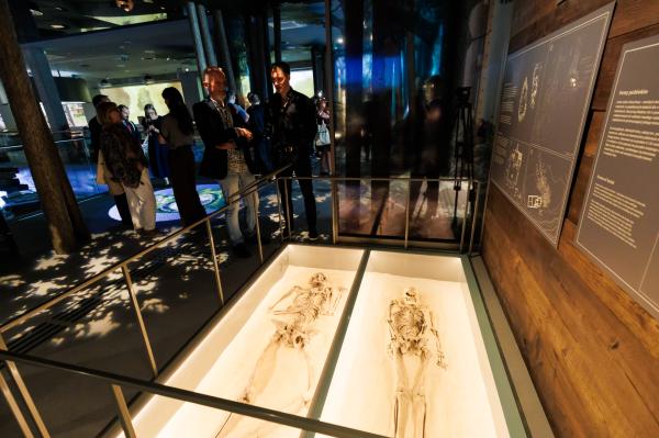 Ekspozycja prezentuje blisko 1500 autentycznych zabytków archeologicznych z okresu wczesnego średniowiecza.- kliknij aby powiększyć