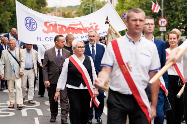 Pochód z pocztami sztandarowymi na Plac Mickiewicza. - kliknij aby powiększyć