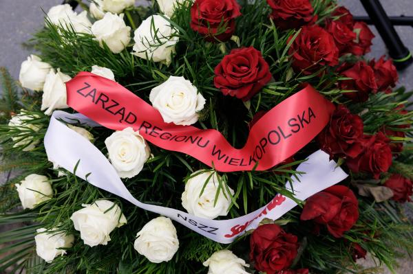 Wiązanka od Zarządu Regionu NSZZ Solidarność. - kliknij aby powiększyć
