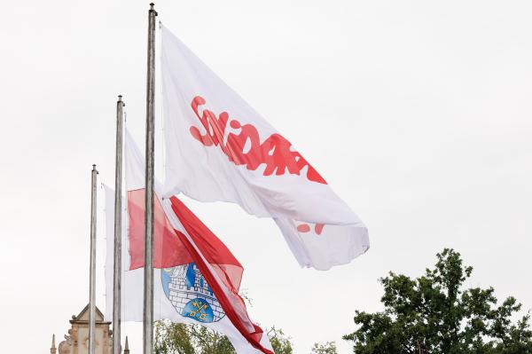 31 sierpnia został ustanowiony Dniem Solidarności i Wolności w 2005 roku jako upamiętnienie zrywu z 1980 roku, kiedy to podpisano porozumienia pomiędzy komitatami strajkowymi a rządem PRL. - kliknij aby powiększyć