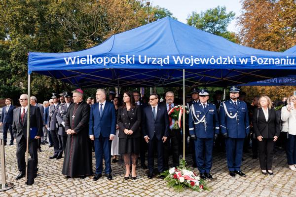 Uczestnicy uroczystości upamiętniającej ofiary II wojny światowej- kliknij aby powiększyć