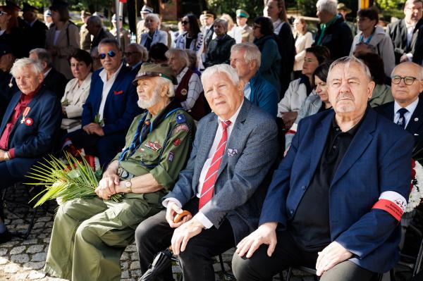 Uczestnicy uroczystości upamiętniającej ofiary II wojny światowej- kliknij aby powiększyć