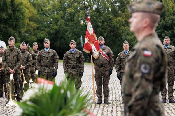 Uroczystość odbyła się przy Pomniku Armii Poznań, położonym się przy ul. Księcia Józefa w Poznaniu- kliknij aby powiększyć