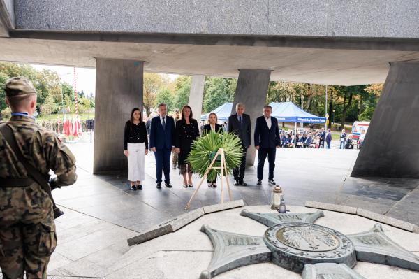 Uczestnicy uroczystości upamiętniającej ofiary II wojny światowej- kliknij aby powiększyć