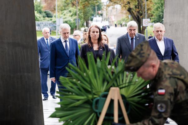 Upamiętnienie ofiar II wojny światowej, w 87. rocznicę jej wybuchu.- kliknij aby powiększyć