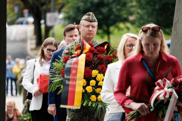 W programie znalazł się m.in. apel pamięci i złożenie kwiatów- kliknij aby powiększyć