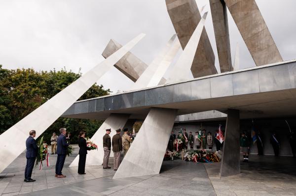 Pomnik Armii Poznań- kliknij aby powiększyć