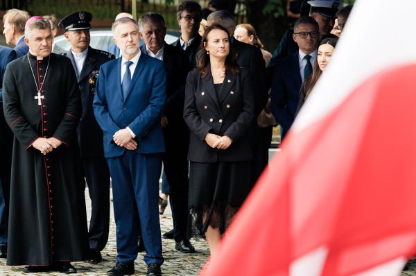 Uczestnicy uroczystości upamiętniającej ofiary II wojny światowej- kliknij aby powiększyć