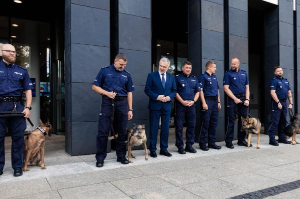 Marszałek Województwa Wielkopolskiego, który po raz kolejny gościł najlepszych wielkopolskich przewodników psów służbowych i ich czworonożnych partnerów w służbie- kliknij aby powiększyć