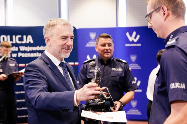 Marszałek wręcza nagrody - kliknij aby powiększyć