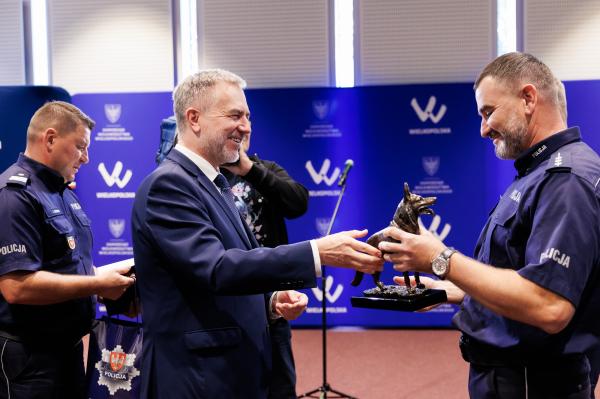 Marszałek wręcza nagrodę za I miejsce - kliknij aby powiększyć