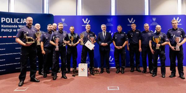 Marszałek Województwa Wielkopolskiego, który po raz kolejny gościł najlepszych wielkopolskich przewodników psów służbowych i ich czworonożnych partnerów w służbie- kliknij aby powiększyć